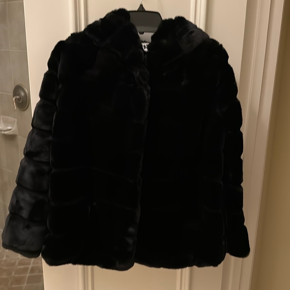 Apparis faux fur coat with hood
Size L